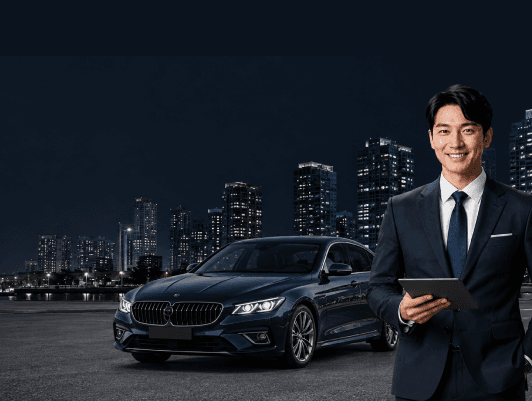 정장을 입은 법인 전담 매니저와 도심 야경 앞의 세단